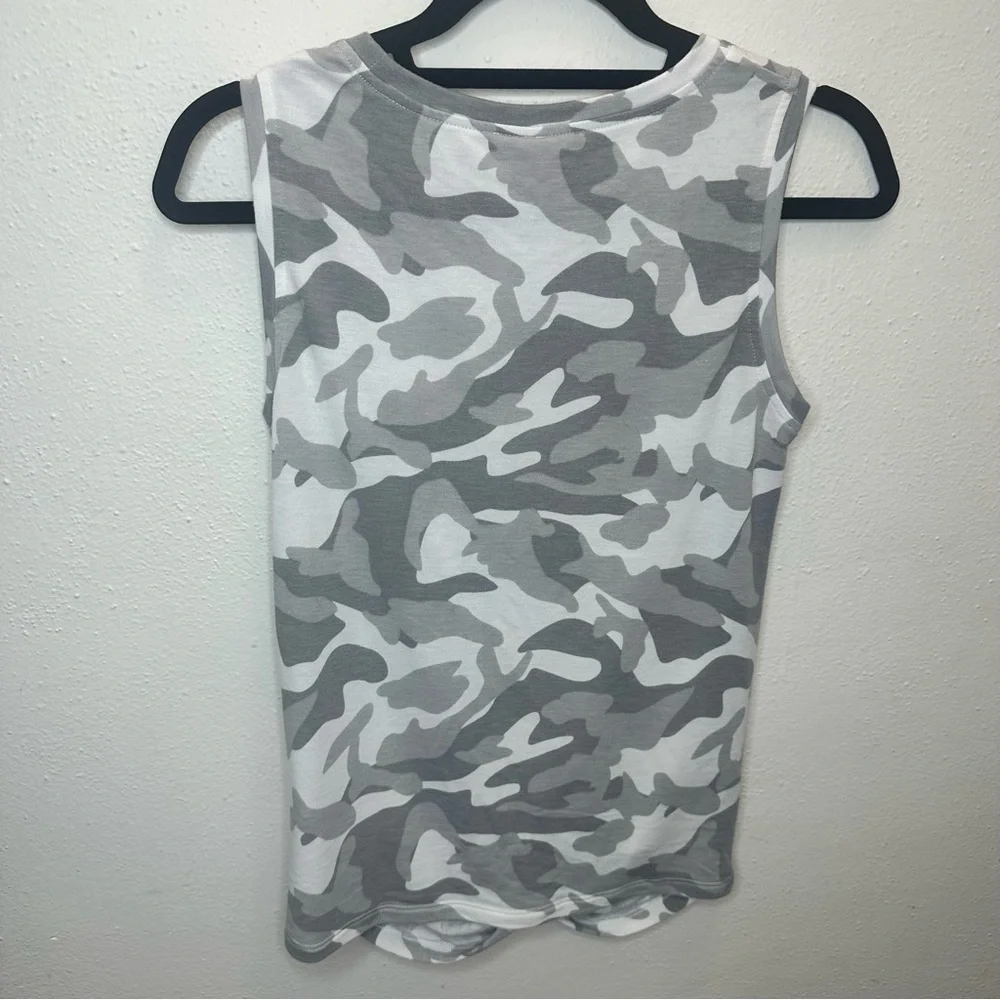 Cable & Gauge White & Gray Camo Blouse Size Small
